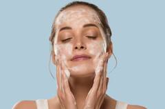 चिपचिपी त्वचा से हैं परेशान? ये 6 टिप्स अपनाएं और पाएं फ्रेश लुक