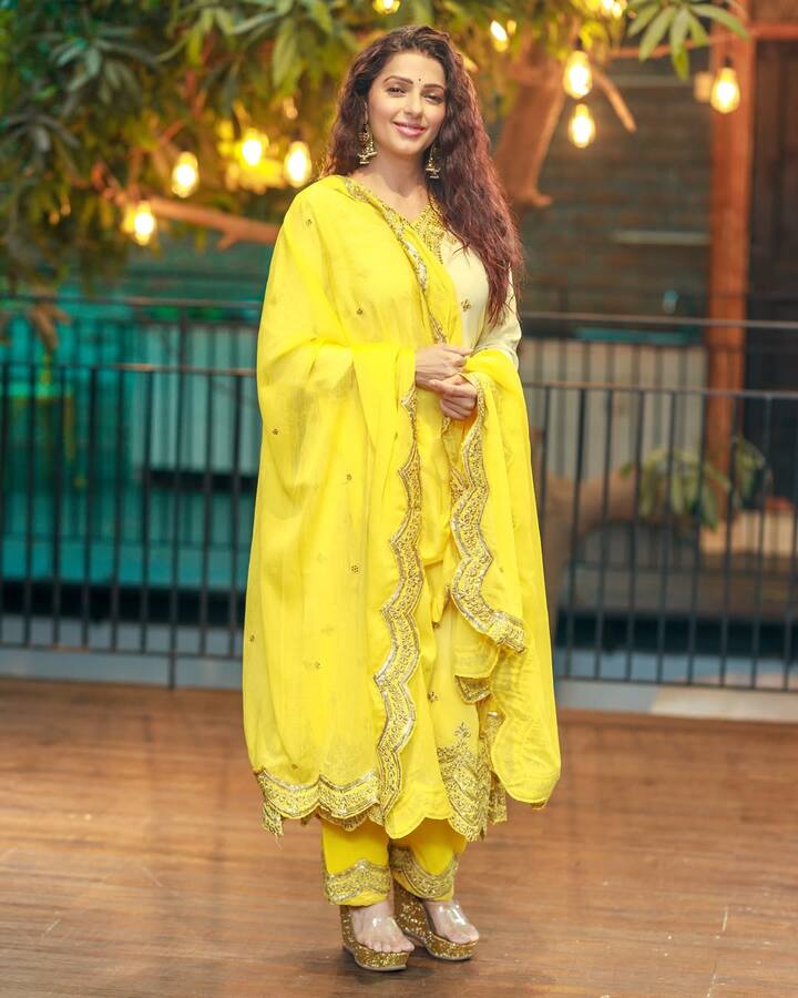 इसके अलावा उन्हें कंगना रनौत की फिल्म 'इमरजेंसी' में भी देखा गया. फैंस उनकी वापसी से बेहद खुश हैं. भूमिका चावला को और भी प्रोजेक्ट्स में देखने की डिमांड फैंस द्वारा की जाती है. नेटवर्थ की बात करें तो खबरों के अनुसार वो 15 करोड़ रुपए की संपत्ति की मालकिन हैं.
