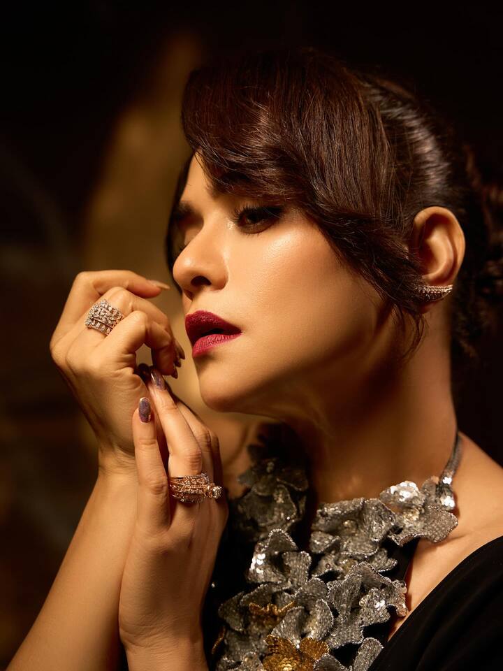 इंस्टाग्रामवर लाखो फॉलोअर्स असलेली अमृता तिच्या ग्लॅमरस फोटोशूट्स, व्हिडिओज, डान्स रील्स आणि सामाजिक मुद्द्यावरील मतांमुळे चर्चेत असते.