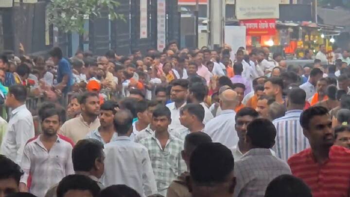 गुरुपौर्णिमेच्या काळात साई मंदिरातील तीन दक्षिणापेटीत 1 कोटी 88 लाख 08 हजार 194 रुपये दान जमा झाले आहे.