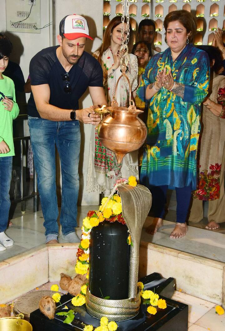 ऋतिक रोशन भी पूजा–पाठ में बहुत विश्वास रखते हैं. किसी भी नए काम को शुरू करने के पहले वो महाकाल का नाम लेते हैं और उनकी पूजा करने के बाद ही अपना काम शुरू करते हैं.