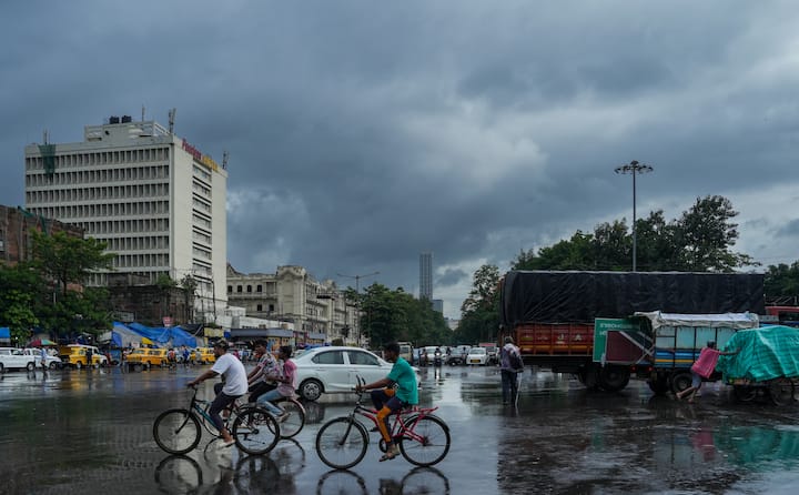 সকাল থেকেই জেলা জুড়ে শুরু হয়েছে বজ্রবিদ্যুৎ সহ ভারী বৃষ্টি। চলছে ঝোড়ো হাওয়া। আকাশ জুড়ে কালো মেঘের ঘনঘটা। বাংলা এবং ওড়িশা উপকূল সংলগ্ন উত্তর-পশ্চিম  বঙ্গোপসাগরে তৈরি হয়েছে ঘূর্ণাবর্ত। আগামী কয়েক ঘণ্টায় এই ঘূর্ণাবর্ত শক্তি বাড়িয়ে নিম্নচাপে পরিণত হবে।