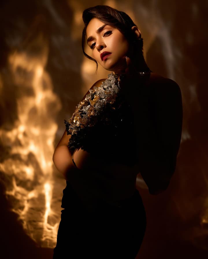 मराठी चित्रपटसृष्टीतील नावाजलेली अभिनेत्री अमृता खानविलकर ही अभिनयात जितकी ताकदवान आहे, तितकीच ती तिच्या नृत्यकौशल्यासाठी आणि स्टाईलसाठीही ओळखली जाते.