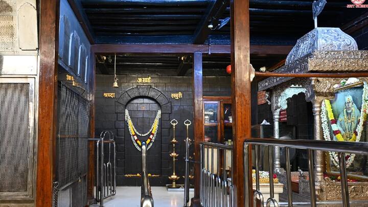 गुरुपोर्णिमा उत्सवाच्या कालावधीत गेल्या तीन दिवसीय साईंच्या चरणी भाविकांनी, भक्तांनी भरभरून दान दिलं आहे. गुरुपोर्णिमा उत्सवाच्या निमित्ताने तीन लाखांहून अधिक साईभक्त साई दरबारी आले होते.