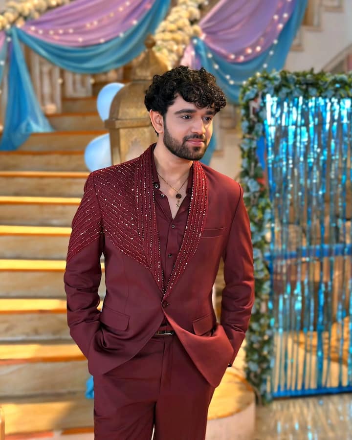 Now Abhir will reveal Charu's death in the serial story. That Udaipur comes to tell this news but could not tell due to the marriage of Purush.