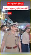 కాశీ విశ్వనాథుడి భక్తులపై పూలు చల్లుతున్న పోలీస్ కమిషనర్