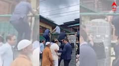 পুলিশের বাধা এড়িয়ে, গেট টপকে শহিদদের স্মৃতিসৌধে শ্রদ্ধা নিবেদন মুখ্যমন্ত্রী ওমর আবদুল্লার