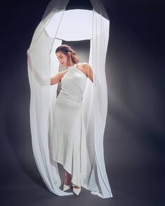 Surveen Chawla: વ્હાઈટ બોડીકોનમાં સુરવીન ચાવલાએ આપ્યા કાતિલ પોઝ, જુઓ તસવીરો