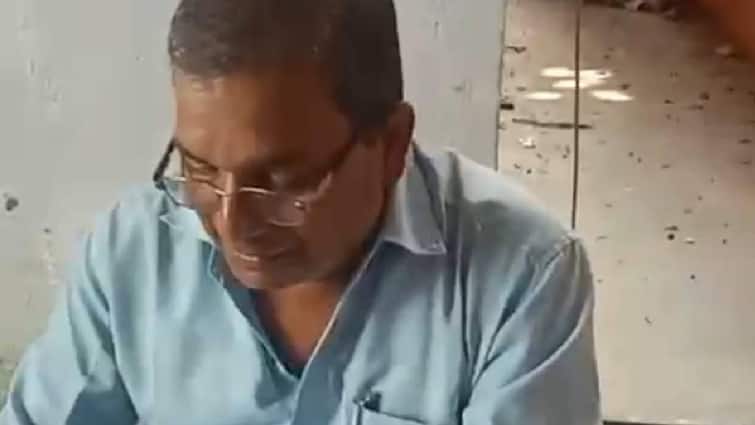 Voter List Revision: गया में BLO का पैसा लेते वीडियो वायरल, DM के निर्देश पर FIR दर्ज viral Video of BLO taking money in Gaya FIR filed on instructions of DM Shashank Shubhankar Voter List Revision: गया में BLO का पैसा लेते वीडियो वायरल, DM के निर्देश पर FIR दर्ज
