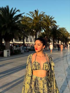 Mehreen Pirzada: సముద్రం ఒడ్డున మెహ్రీన్ - హాట్ ఫోజులతో హీట్ పెంచిన 'హనీ పాప'