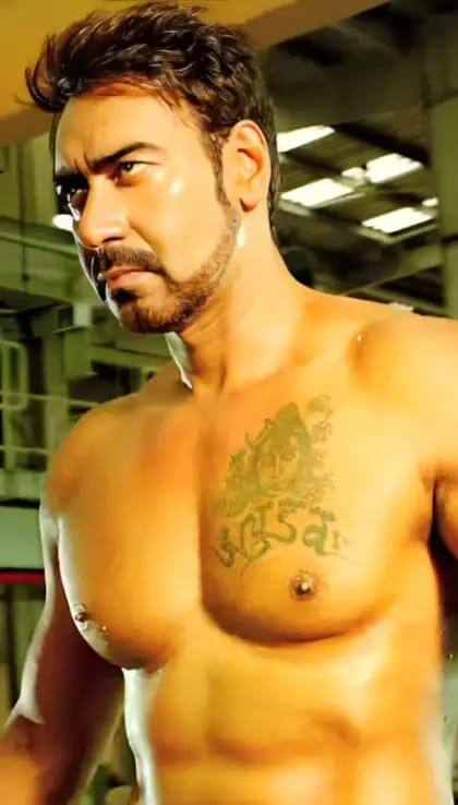 अजय देवगन की शिव भक्ति से सभी वाकिफ हैं. अभिनेता को अक्सर शिव भक्ति में लीन होते हुए देखा जाता है. यहां तक कि उन्होंने अपने सीने में भोलेनाथ का टैटू भी बनवाया है.