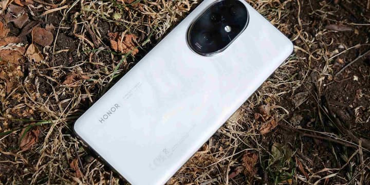 Honor 200, जो Prime Day पर 21,748 रुपये में उपलब्ध है, अपने प्रीमियम फीचर्स के चलते खूब पसंद किया जा रहा है. इसमें Qualcomm Snapdragon 7 Gen 3 चिपसेट, 6.7 इंच का OLED डिस्प्ले (120Hz), 5200mAh बैटरी और 100W फास्ट चार्जिंग जैसे हाई-एंड फीचर्स मिलते हैं. कैमरा सेटअप भी दमदार है पीछे की ओर 50MP+50MP+12MP और सामने 50MP का फ्रंट कैमरा.