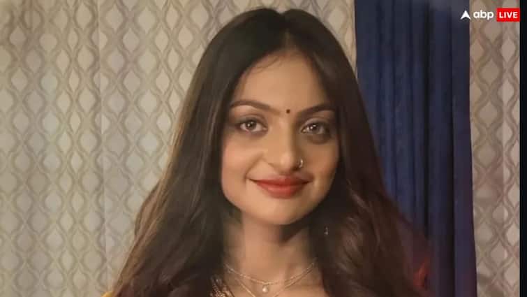 डेब्यू फिल्म के लिए वायरल गर्ल मोनालिसा को मिली इतनी फीस, मिल चुका है इतना एडवांस