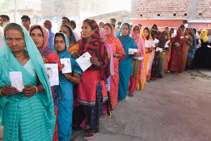 चुनाव आयोग के 80 फीसदी से अधिक फॉर्म भरे जाने के दावे पर सवाल उठाते हुए उन्होंने कहा कि अगर ये आंकड़ा सच है तो इसमें कितने फॉर्म सत्यापित हैं.  तेजस्वी ने एक फीसदी वोट कटने पर करीब 3 दर्जन सीटों के नतीजे प्रभावित होने की भी आशंका जताई. उन्होंने कहा कि अगर एक फीसदी मतदाता भी छूट गए या दस्तावेज नहीं दे पाए तो प्रत्येक विधानसभा में 3251 मतदाताओं के नाम कट जाएंगे.