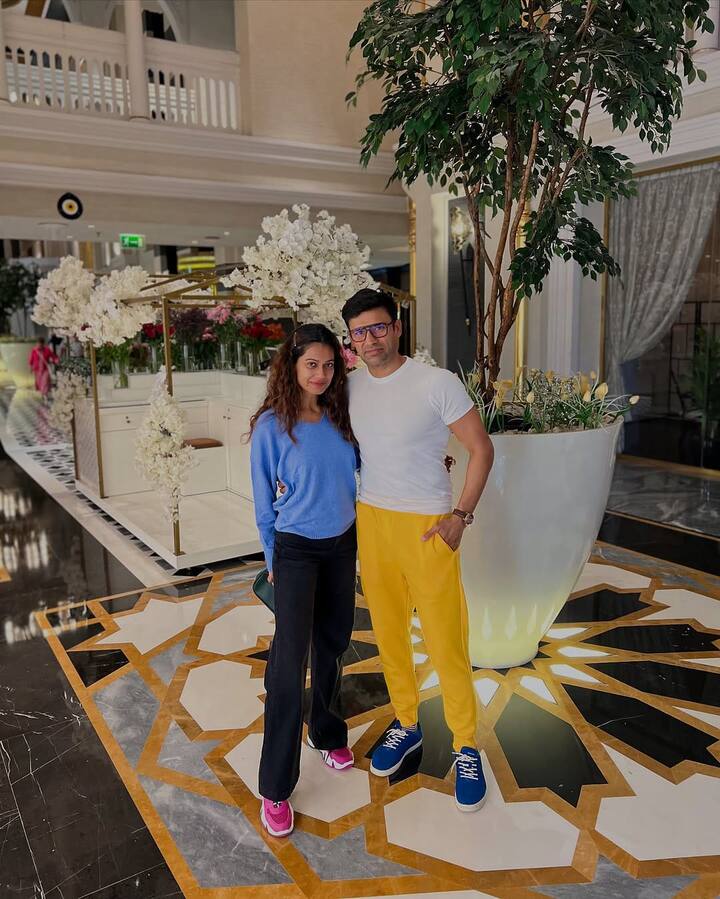 कपल की मुलाकात आगरा–मथुरा हाइवे पर हुई थी. जहां ग्लैमरस एक्ट्रेस पायल को उनके लाइफ पार्टनर संग्राम बिल्कुल मिट्टी से सने हुए मिले थे. दरअसल संग्राम से आगरा से दंगल लड़कर वापस लौट रहे थे.