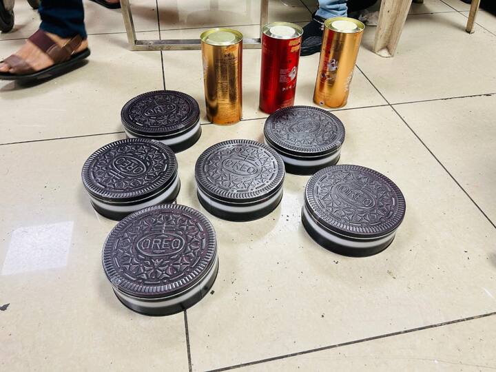 तिच्या सामना तपासणी केली असता कोकेनने भरलेल्या ३०० कॅप्सुल सापडल्या.