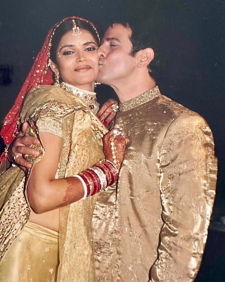 रोनित और नीलम रॉय की शादी 2003 में हुई थी. कपल 2 बच्चों अगस्त्य और आदर के पेरेंट्स हैं. अक्सर ही कपल को कई इवेंट्स में साथ में स्पॉट किया जाता है.