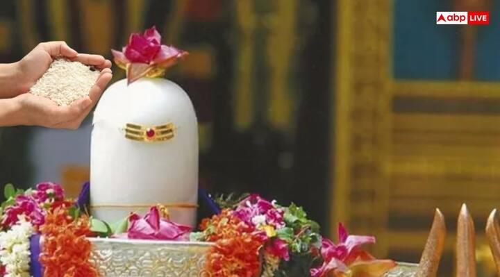 पहले सोमवार एक मुट्ठी अक्षत शिवलिग पर चढ़ाएं, दूसरे सोमवार एक मुट्ठी सफेद तिल चढ़ाएं, तीसरे सोमवार एक मुट्ठी खड़ी मूंग और आखिरी सोमवार एक मुट्ठी गेहूं या जौ शिवलिंग अर्पित करें. वहीं अगर किसी वर्ष सावन में पाचं सोमवार पड़े तो पांचवे सोमवार को एक मुट्ठी सतुआ अर्पित करना चाहिए.