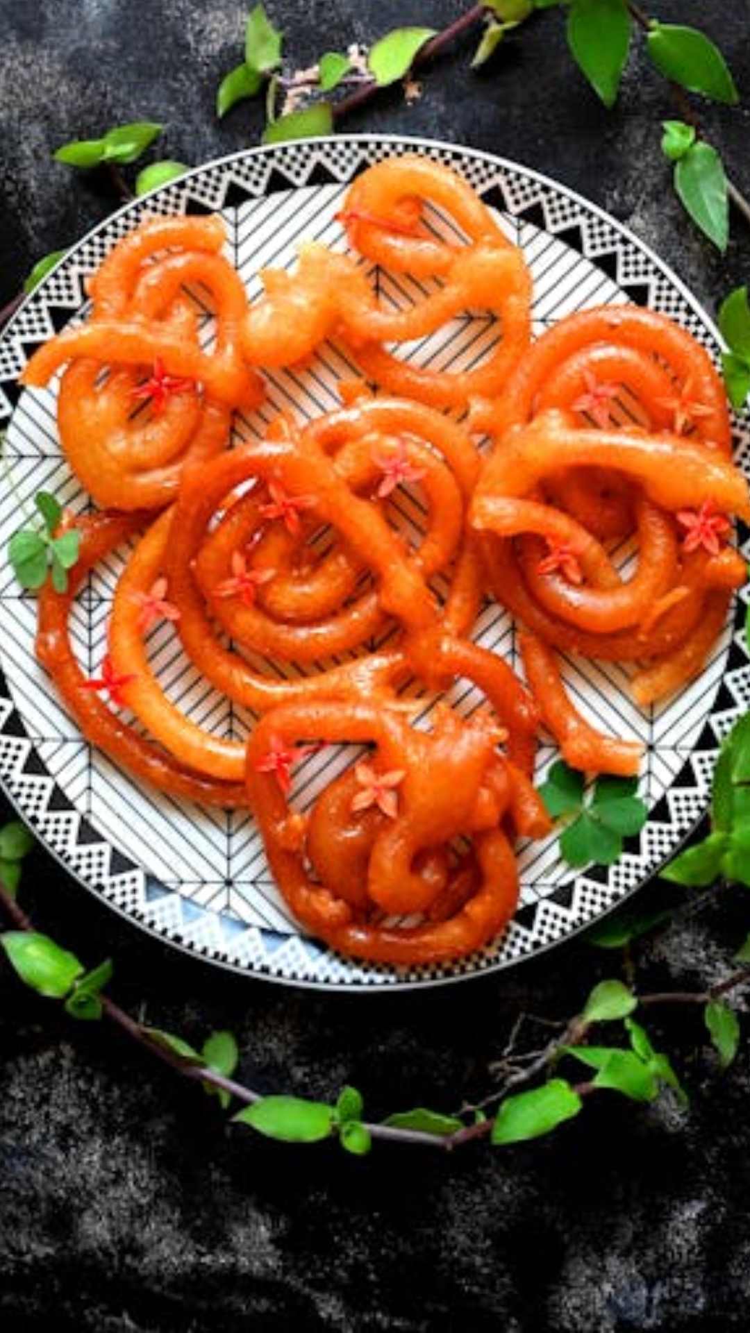 जब भी स्वीट डिश में किसी स्ट्रीट फूड की बात आती है तो ज्यादातर लोगों के मन में जलेबी का नाम सबसे पहले आता है