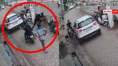 Watch: कार ने एक के बाद एक कई बार बाइक को मारी टक्कर, राइडर ने ड्राइवर को कूटा, देखें वीडियो