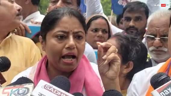 योगी सरकार के इस फैसले के खिलाफ सड़क पर उतरीं पल्लवी पटेल, लगाया तानाशाही का आरोप