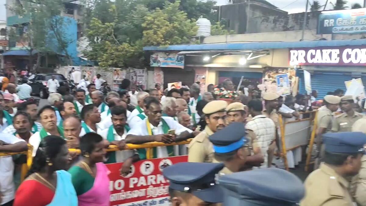 முதல்வர் ரோடு ஷோவில் விவசாயிகள் தர்ணா போராட்டம் - மயிலாடுதுறையில் பரபரப்பு...!