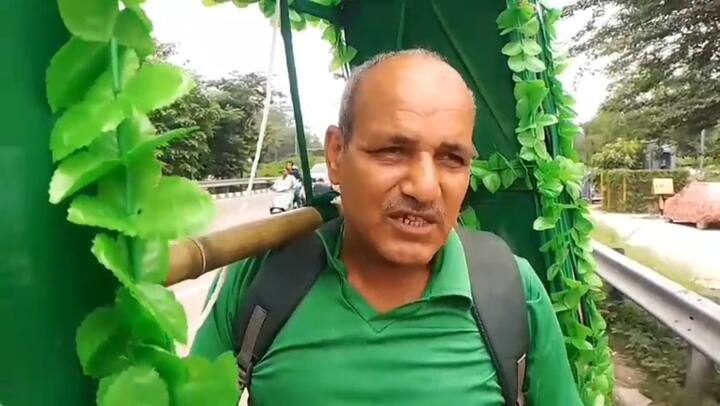 वहीं हरियाणा का एक कावड़िया पूर्व उपप्रधानमंत्री और हरियाणा के मुख्यमंत्री रहे दिवंगत किसान नेता देवीलाल चौधरी को अपना आदर्श बताते हुए पिछले 20 सालों से हरे रंग की कांवड़ में गंगाजल भरकर रवाना हो रहा है.