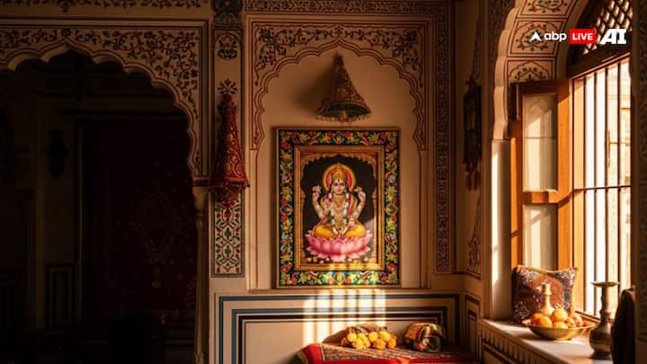 वास्तु शास्त्र के अनुसार पूजा घर में भगवान श्रीकृष्ण और राधा रानी की मूर्ति को एक साथ रखना शुभ होता है.