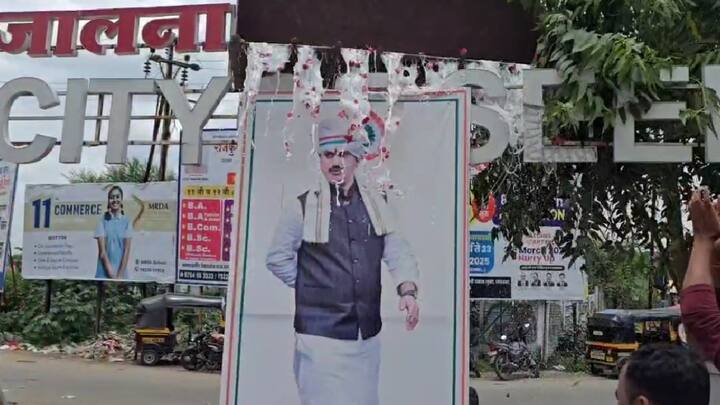 जालन्यातील कार्यकर्ते एकत्र येत जेसीबीच्या सहाय्याने चक्क डिजिटल बॅनरवर दूध टाकून वाढदिवसानिमित्त घोषणाबाजी करण्यात आली. त्यावेळी, धनंजय मुंडेंना पुन्हा मंत्रिमंडळात घ्या, अशी मागणी देखील त्यांच्या कार्यकर्त्यांनी केली आहे.