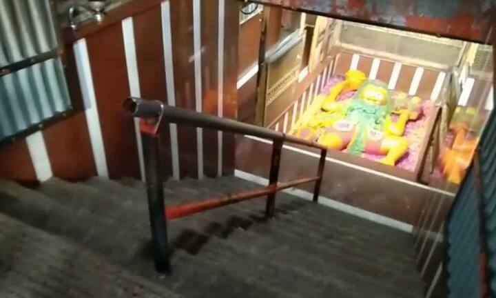 श्रद्धालु मंदिर के बाहर से ही बड़े हनुमान जी के दर्शन पूजन कर रहे हैं. हा लांकि इस साल आई बाढ़ के बाद हनुमान मंदिर कॉरिडोर के दूसरे फेज का कार्य रोक दिया गया है.