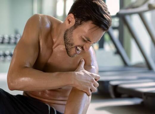 मसल्स मास का कम होना: अगर बिना किसी कोशिश के आपके मसल्स घट रहे हैं, तो ये भी एक संकेत है. शरीर जब पर्याप्त प्रोटीन नहीं पाता, तो मसल्स को तोड़कर एनर्जी बनाने लगता है.