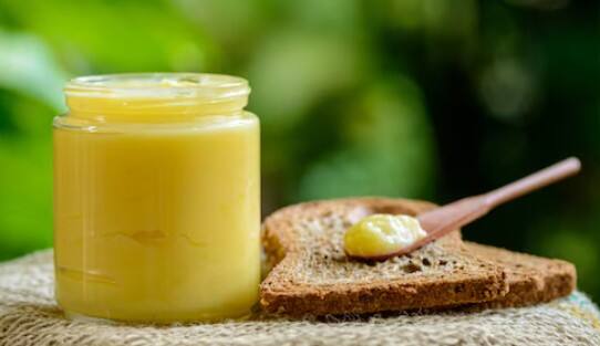 घी: घी में हेल्दी फैट्स होते हैं जो शरीर को ऊर्जा देने के साथ-साथ वजन बढ़ाने में बेहद मददगार हैं. इसे रोटी, चावल या दूध में मिलाकर लिया जा सकता है.