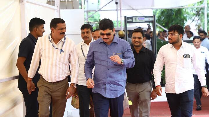 आमदार धनंजय मुंडे यांच्या प्रतिमेला जेसीबीद्वारे दुग्धभिषेक करत, समर्थकांकडून धनंजय मुंडे यांना पुन्हा मंत्रिमंडळात घेण्याची मागणी केली जात आहे.