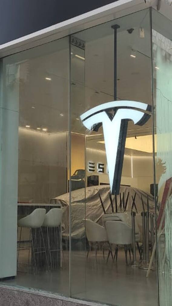 टेस्ला कारचं देशातील पहिलं शोरुम कसं आहे?