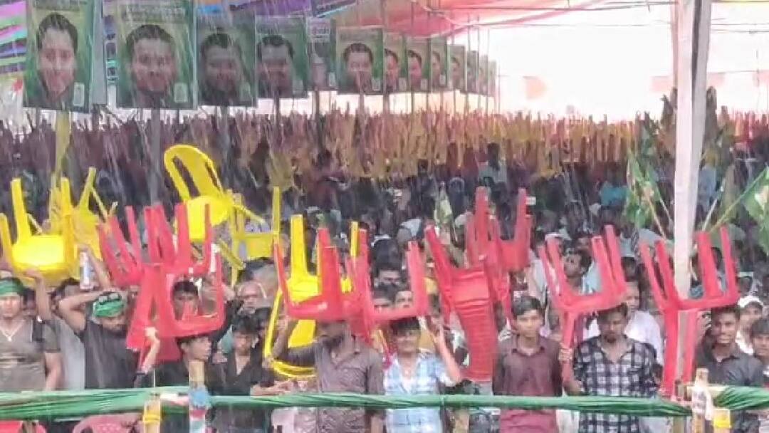 Tejashwi Yadav Rally: सुपौल में तेजस्वी यादव को सुनने के लिए बारिश में भी डटे रहे लोग, पानी से बचने के लिए सिर को कुर्सी से ढका Kushwaha Swabhiman rally Bihar Opposition Tejashwi Yadav attack on nitish government people stood in rain ann Tejashwi Yadav Rally: सुपौल में तेजस्वी यादव को सुनने के लिए बारिश में भी डटे रहे लोग, पानी से बचने के लिए सिर को कुर्सी से ढका