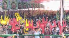 सुपौल में तेजस्वी यादव को सुनने के लिए बारिश में भी डटे रहे लोग, पानी से बचने के लिए सिर को कुर्सी से ढका