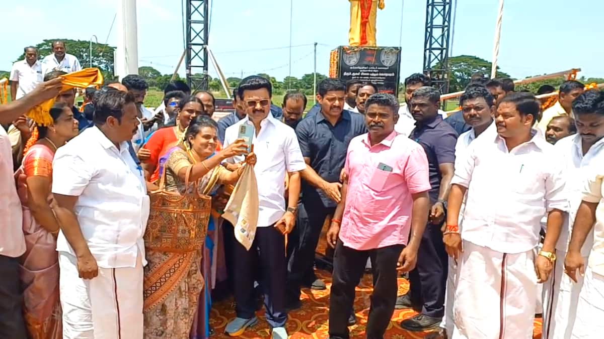 திமுக கொடியேற்றத்தில் நெகிழ்ச்சி! ஸ்டாலினுக்கு உதவிய தொண்டர்கள்: மயிலாடுதுறையில் உணர்ச்சிமிகு தருணம்!