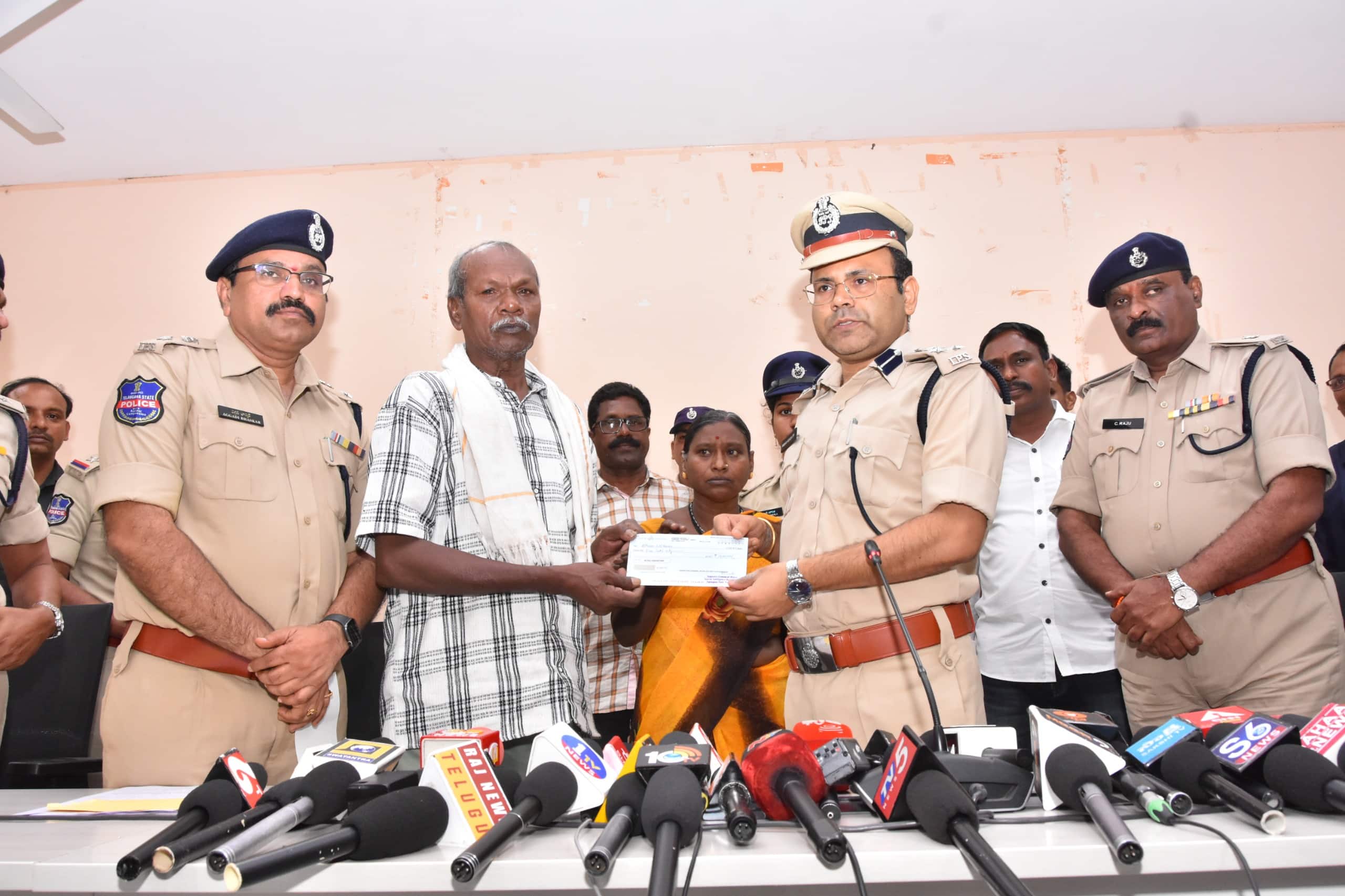 Ramagundam Latest News: రామగుండంలో లొంగిపోయిన మావోయిస్టులు- ప్రజాసంఘాల ముసుగులో శాంతిభద్రతలకు విఘాతమంటూ సీపీ కామెంట్స్