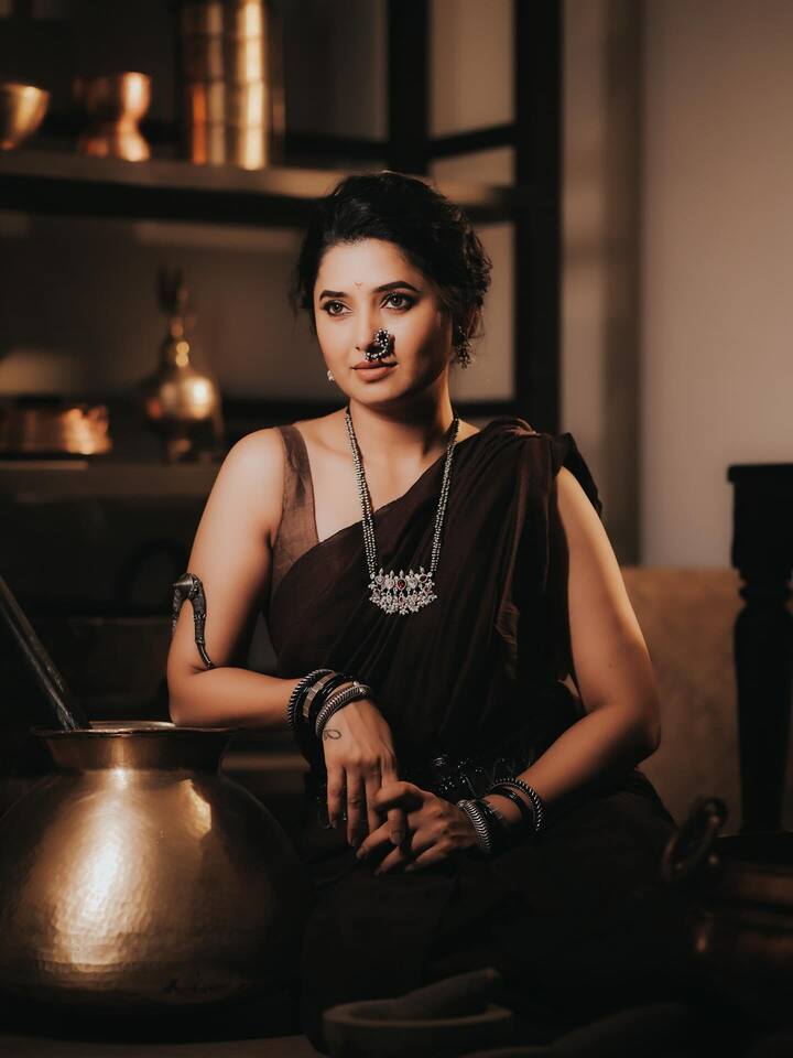 तिचा हा साधा पण सुंदर लूक कोणत्याही ओकेजनसाठी एकदम परफेक्ट आहे.