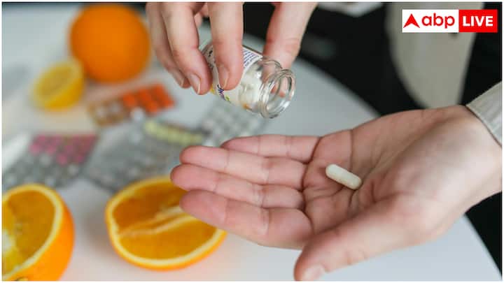 अगर आपको इनमे से कोई भी लक्षण फील होता है तो तुरंत अपने डॉक्टर से कंसल्ट करें. विटामिन-ई से भरपूर फूड्स जैसे नट्स (बादाम, अखरोट), सीड्स (सूरजमुखी के बीज), लीफी ग्रीन वेजिटेबल्स (पालक) और वेजिटेबल ऑइल्स को अपनी डाइट में शामिल करके इसकी कमी को पूरा किया जा सकता है. सप्लीमेंट्स भी एक ऑप्शन हो सकते हैं, लेकिन डॉक्टर की सलाह के बिना उन्हें न लें.