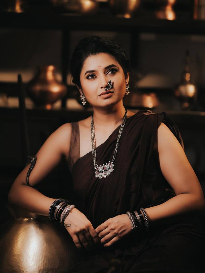 गडद रंगाच्या कॉटन साडीत साधेपणा आणि सौंदर्यची खाण असलेली  प्राजक्ता माळी  खूपच सुंदर दिसतेय.