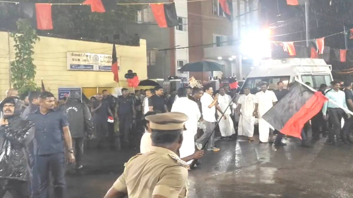 மழை கொட்டியபோதும் மனம் தளராத முதல்வர் ஸ்டாலின்: மயிலாடுதுறையில் திமுக தொண்டர்களின் உற்சாகம்!