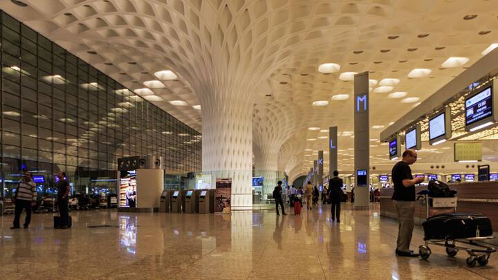 मुंबई आंतरराष्ट्रीय विमानतळावरून कोकेनचा मोठा साठा जप्त करण्यात आला आहे.