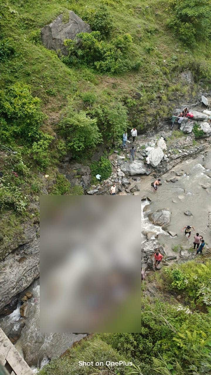 एबीपी लाइव को मिली जानकारी के मुताबिक, वाहन मुवानी से बोकटा जा रहा था जो कि मुवानी क्षेत्र के भंडारी गांव के पास दुर्घटना का शिकार हो गया जानकारी के मुताबिक वाहन नीचे खाई में नदी में जा गिरा है.