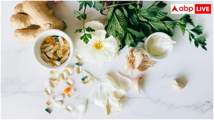 कोऑर्डिनेशन एंड बैलेंस (तालमेल और संतुलन की कमी): विटामिन-ई नर्वस सिस्टम के सही फंक्शनिंग के लिए भी जरूरी है. जब इसकी कमी होती है, तो नर्व्स डैमेज हो सकती हैं, जिससे अटैक्सिया (कोऑर्डिनेशन लॉस) हो सकता है. आपको चलने में प्रॉब्लम, बैलेंस बनाने में दिक्कत, या बार-बार गिरने जैसी शिकायतें हो सकती हैं.