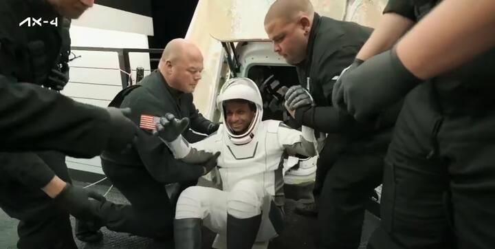 Shubhanshu Shukla : వ్యోమగాములందరినీ తీసుకొచ్చిన డ్రాగన్ అంతరిక్ష నౌక కాలిఫోర్నియాలోని శాన్ డియాగోలో దిగింది. అంతరిక్షం నుంచి తిరిగి వచ్చిన శుభాన్షు శుక్లా మొదటి చిత్రాలు వచ్చాయి.