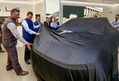 IN Pics: अंदर से कैसा दिखता है TESLA का शोरूम? CM देवेंद्र फडणवीस ने किया उद्घाटन