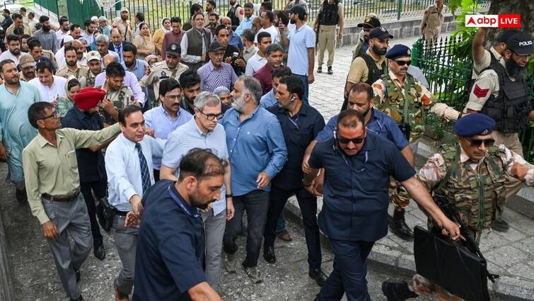 cm omar abdullah visiting Mazar e Shuhada jumped wall in front of police Farooq Abdullah auto Jammu-Kashmir: पुलिस के बीच से निकलकर गेट पर चढ़ गए उमर अब्दुल्ला, फारूक अब्दुल्ला ने पकड़ा ऑटो, जानें क्यों?