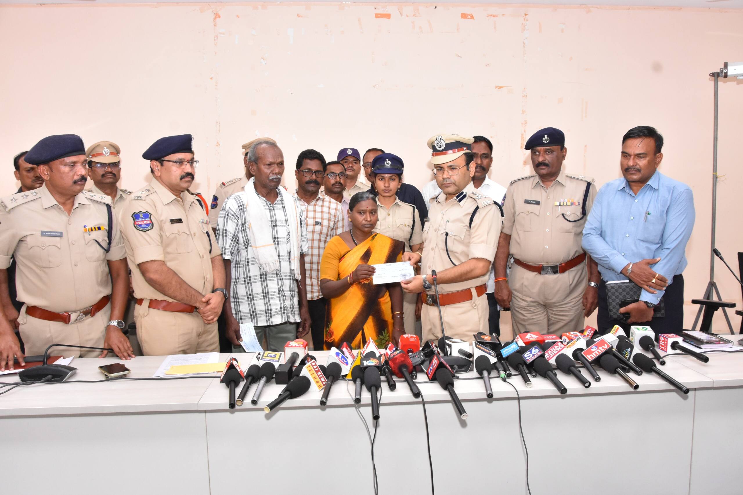 Ramagundam Latest News: రామగుండంలో లొంగిపోయిన మావోయిస్టులు- ప్రజాసంఘాల ముసుగులో శాంతిభద్రతలకు విఘాతమంటూ సీపీ కామెంట్స్