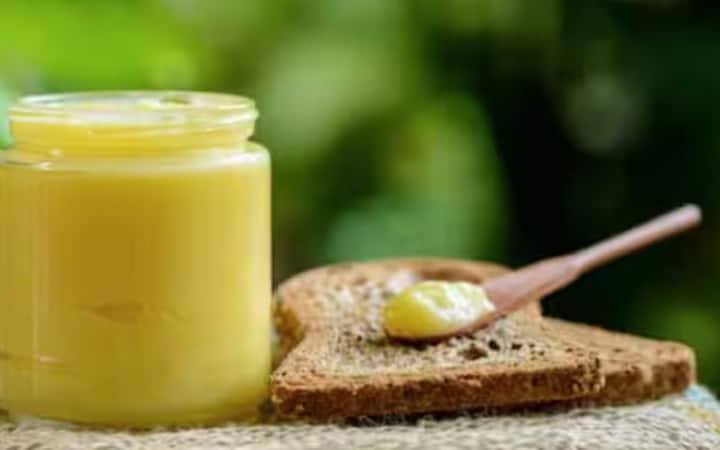 ਘਿਓ ਵਿੱਚ ਸਿਹਤਮੰਦ ਚਰਬੀ ਹੁੰਦੀ ਹੈ ਜੋ ਸਰੀਰ ਨੂੰ ਊਰਜਾ ਦੇਣ ਦੇ ਨਾਲ-ਨਾਲ ਭਾਰ ਵਧਾਉਣ ਵਿੱਚ ਬਹੁਤ ਮਦਦਗਾਰ ਹੁੰਦੀ ਹੈ। ਇਸਨੂੰ ਰੋਟੀ, ਚੌਲ ਜਾਂ ਦੁੱਧ ਵਿੱਚ ਮਿਲਾ ਕੇ ਲਿਆ ਜਾ ਸਕਦਾ ਹੈ।